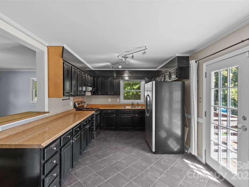 2000 Townsend Avenue, Charlotte, NC 28205.  MLS# CAR4269997, YatesRealty ID 23154. 