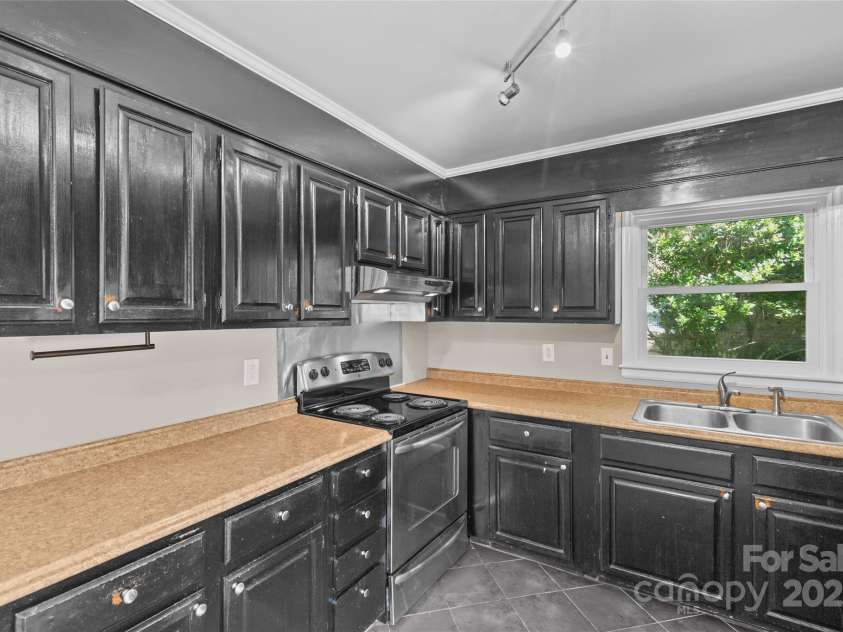 2000 Townsend Avenue, Charlotte, NC 28205.  MLS# CAR4269997, YatesRealty ID 23154. 