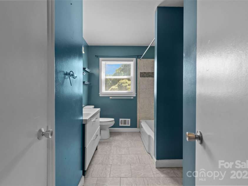 2000 Townsend Avenue, Charlotte, NC 28205.  MLS# CAR4269997, YatesRealty ID 23154. 