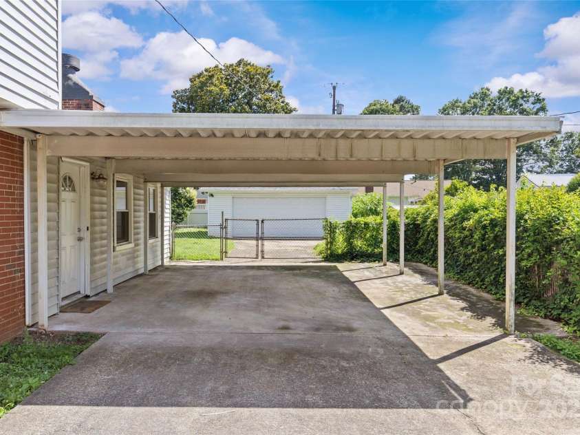 2000 Townsend Avenue, Charlotte, NC 28205.  MLS# CAR4269997, YatesRealty ID 23154. 