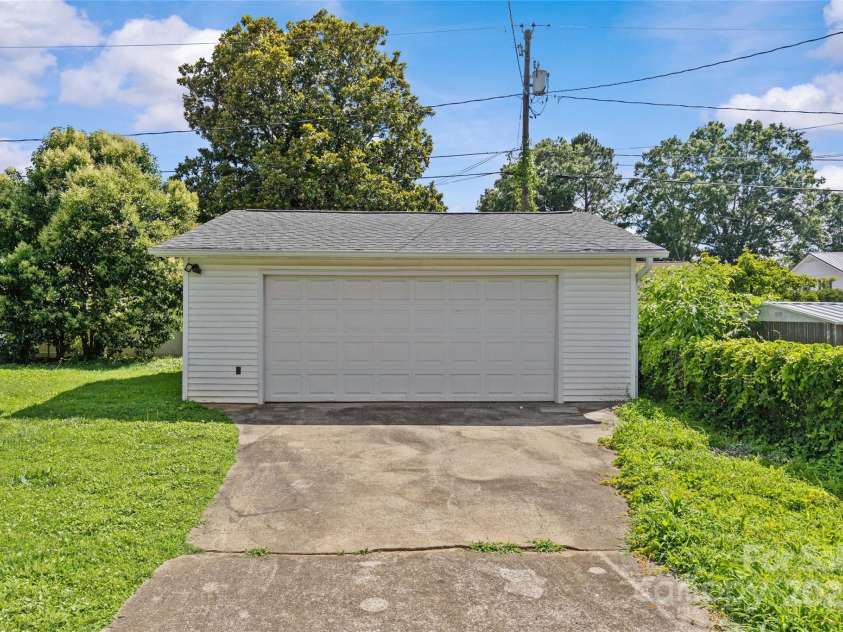 2000 Townsend Avenue, Charlotte, NC 28205.  MLS# CAR4269997, YatesRealty ID 23154. 