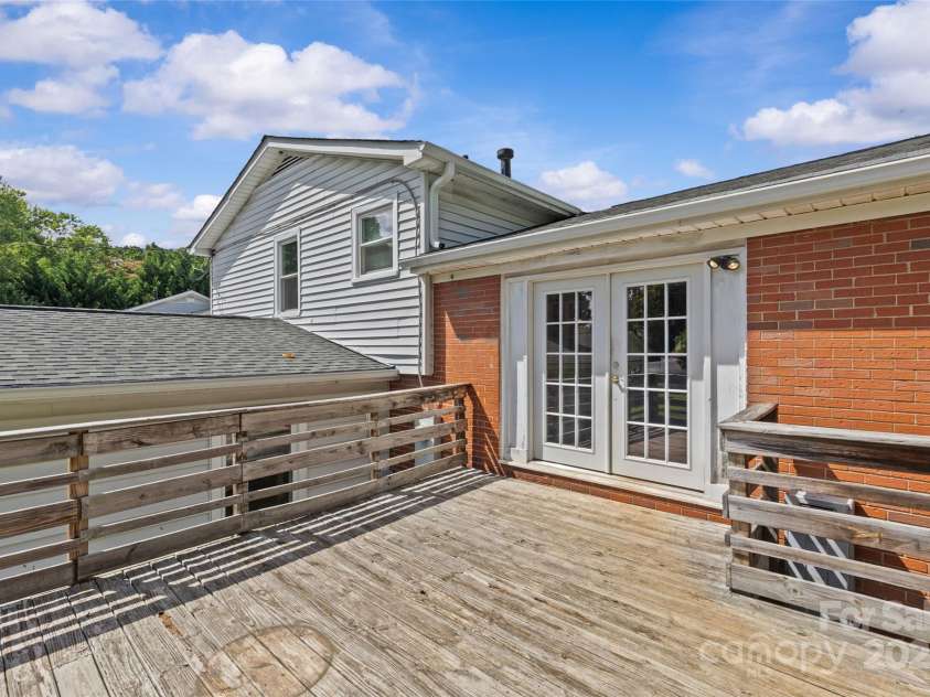 2000 Townsend Avenue, Charlotte, NC 28205.  MLS# CAR4269997, YatesRealty ID 23154. 