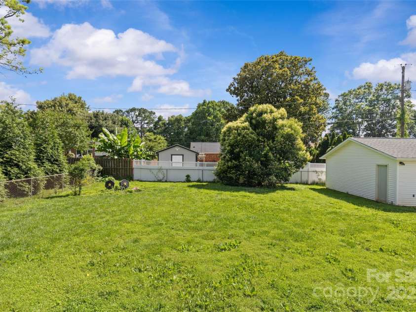 2000 Townsend Avenue, Charlotte, NC 28205.  MLS# CAR4269997, YatesRealty ID 23154. 