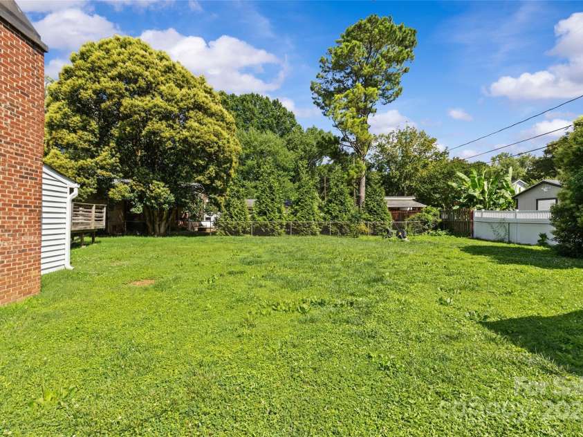 2000 Townsend Avenue, Charlotte, NC 28205.  MLS# CAR4269997, YatesRealty ID 23154. 
