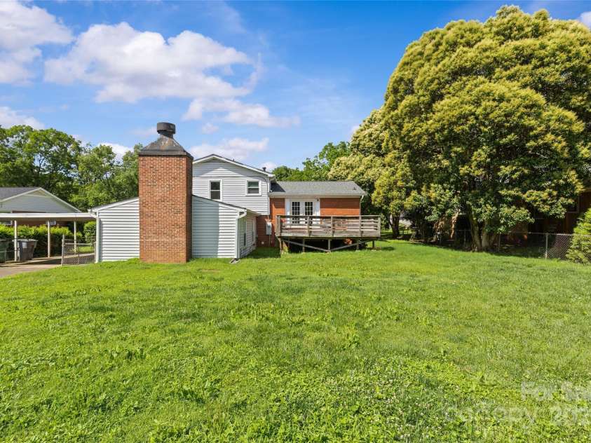 2000 Townsend Avenue, Charlotte, NC 28205.  MLS# CAR4269997, YatesRealty ID 23154. 