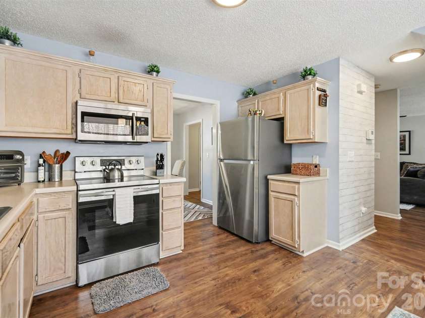 6323 Pine Hollow Drive, Charlotte, NC 28212.  MLS# CAR4343798, YatesRealty ID 23154. 