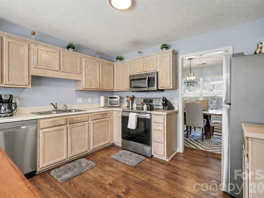 6323 Pine Hollow Drive, Charlotte, NC 28212.  MLS# CAR4343798, YatesRealty ID 23154. 