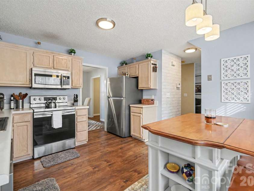 6323 Pine Hollow Drive, Charlotte, NC 28212.  MLS# CAR4343798, YatesRealty ID 23154. 