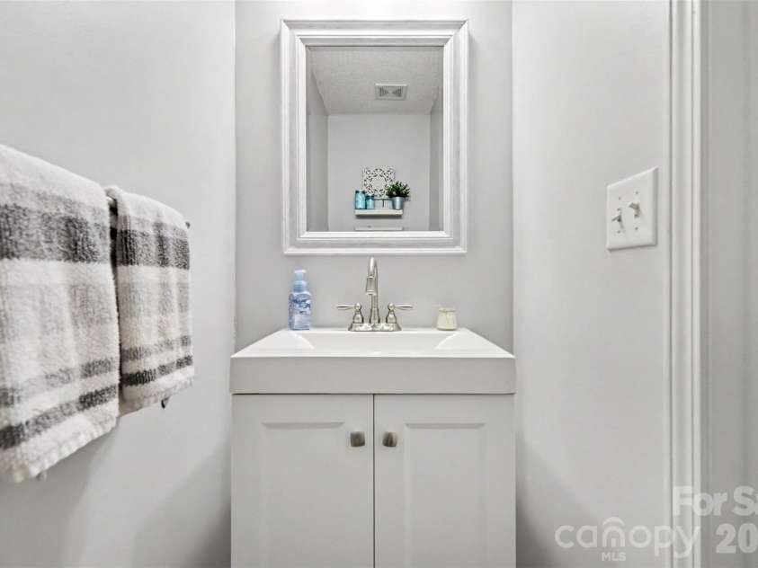 6323 Pine Hollow Drive, Charlotte, NC 28212.  MLS# CAR4343798, YatesRealty ID 23154. 