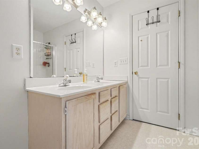 6323 Pine Hollow Drive, Charlotte, NC 28212.  MLS# CAR4343798, YatesRealty ID 23154. 