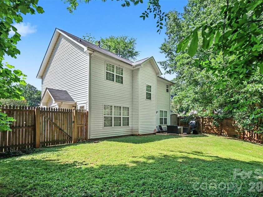 6323 Pine Hollow Drive, Charlotte, NC 28212.  MLS# CAR4343798, YatesRealty ID 23154. 