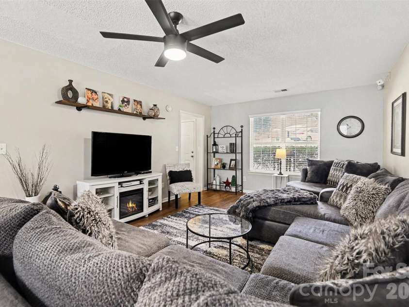 6323 Pine Hollow Drive, Charlotte, NC 28212.  MLS# CAR4402836, YatesRealty ID 23154. 