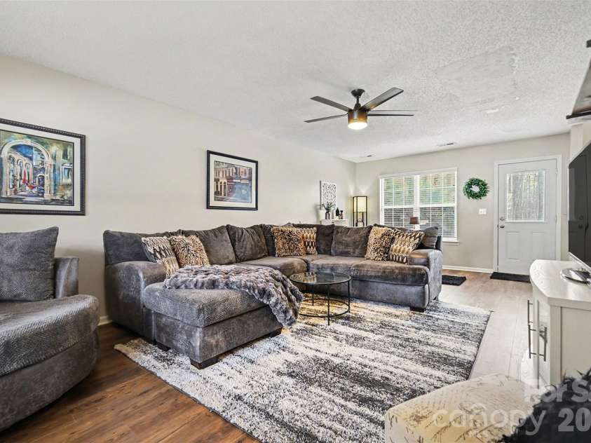 6323 Pine Hollow Drive, Charlotte, NC 28212.  MLS# CAR4402836, YatesRealty ID 23154. 