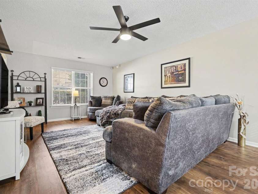 6323 Pine Hollow Drive, Charlotte, NC 28212.  MLS# CAR4402836, YatesRealty ID 23154. 