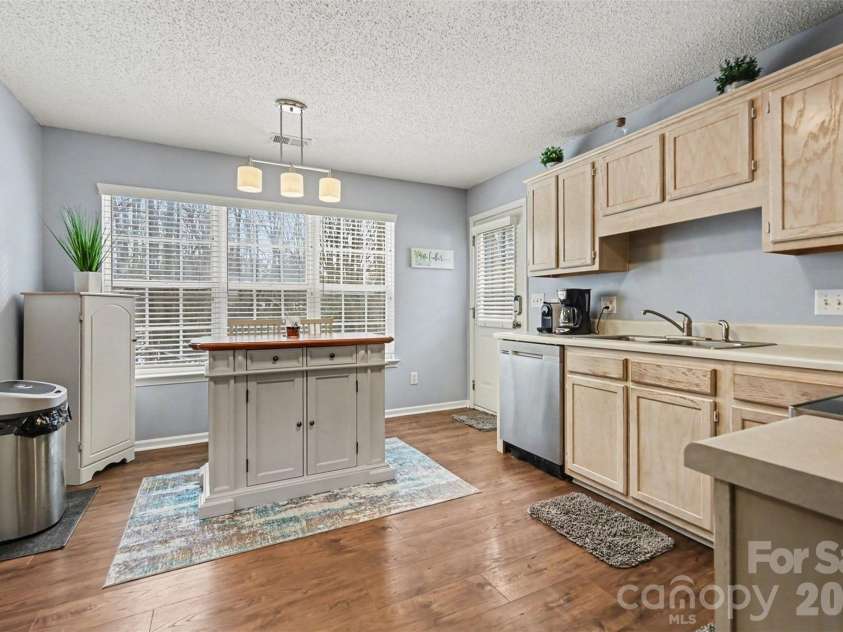 6323 Pine Hollow Drive, Charlotte, NC 28212.  MLS# CAR4402836, YatesRealty ID 23154. 