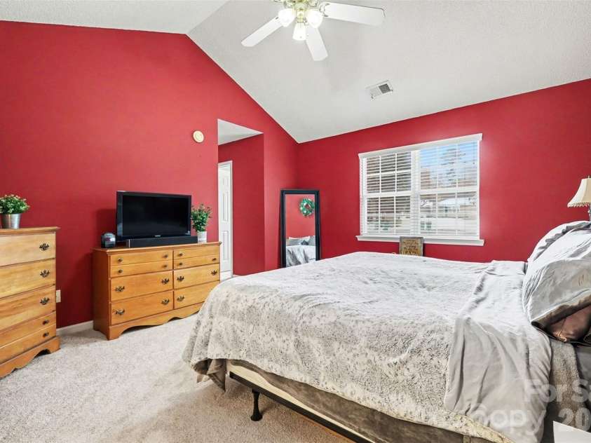 6323 Pine Hollow Drive, Charlotte, NC 28212.  MLS# CAR4402836, YatesRealty ID 23154. 