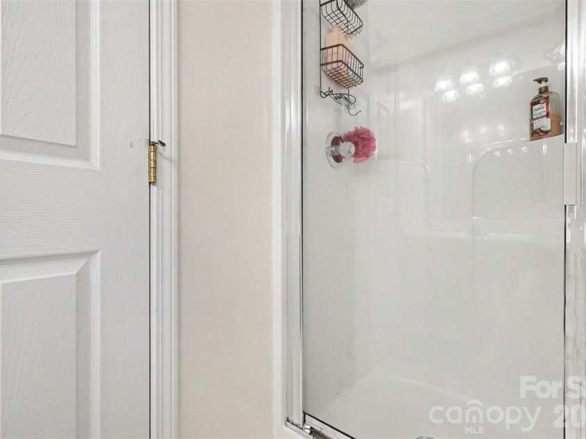 6323 Pine Hollow Drive, Charlotte, NC 28212.  MLS# CAR4402836, YatesRealty ID 23154. 
