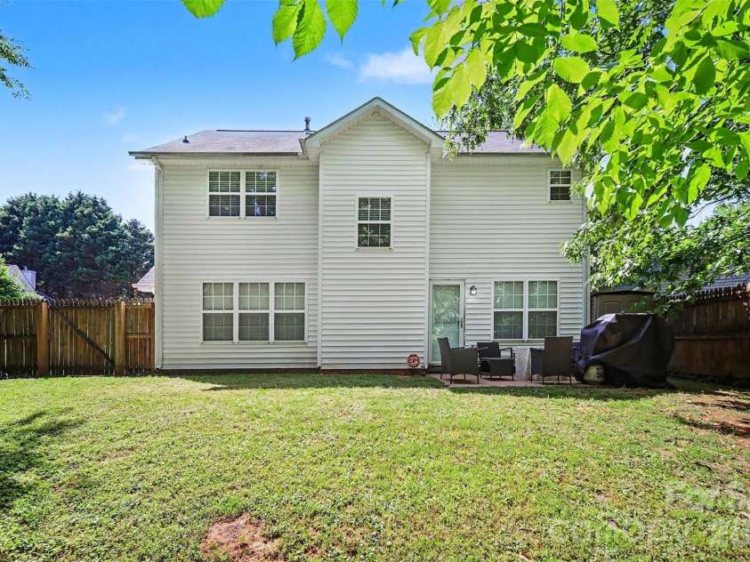 6323 Pine Hollow Drive, Charlotte, NC 28212.  MLS# CAR4402836, YatesRealty ID 23154. 