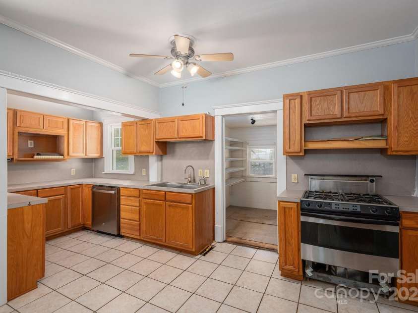 1173 Cat Square Road, Vale, NC 28168.  MLS# CAR4274063, YatesRealty ID 23159. Range in gas top and electric oven.