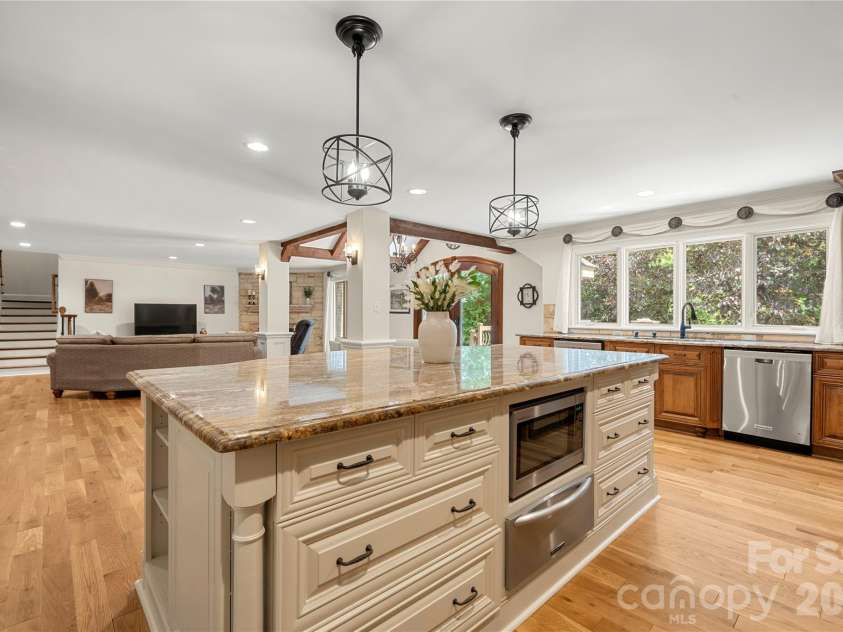 4531 Montibello Drive, Charlotte, NC 28226.  MLS# CAR4381155, YatesRealty ID 23159. 