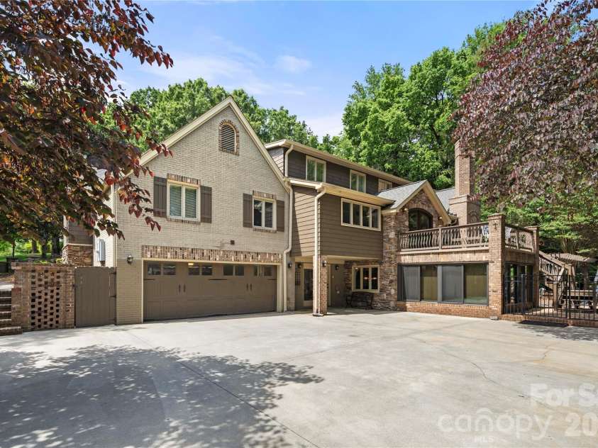 4531 Montibello Drive, Charlotte, NC 28226.  MLS# CAR4381155, YatesRealty ID 23159. 