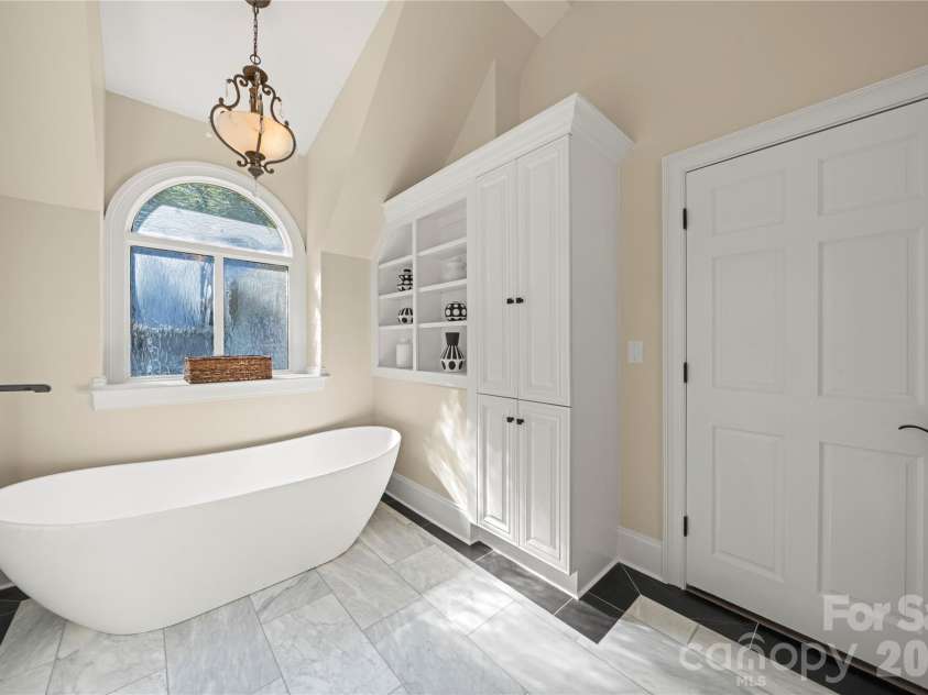 4531 Montibello Drive, Charlotte, NC 28226.  MLS# CAR4381155, YatesRealty ID 23159. 