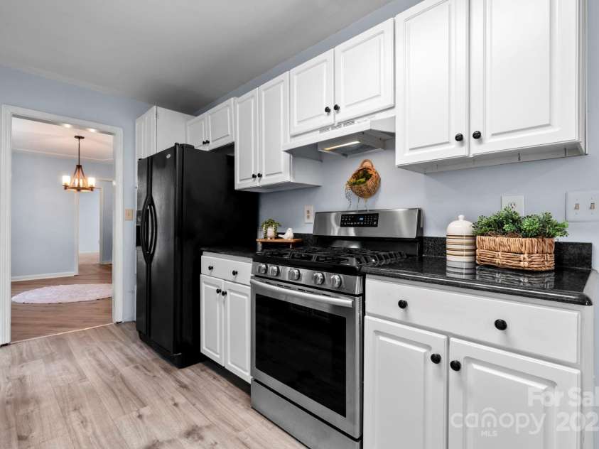 3884 Snider Circle, Hickory, NC 28602.  MLS# CAR4305149, YatesRealty ID 23160. 