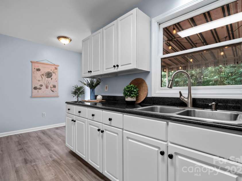 3884 Snider Circle, Hickory, NC 28602.  MLS# CAR4305149, YatesRealty ID 23160. 