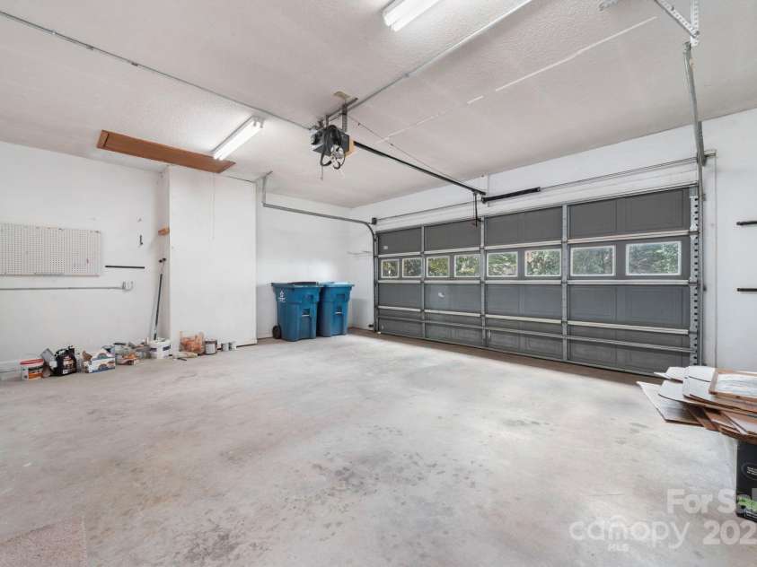 3884 Snider Circle, Hickory, NC 28602.  MLS# CAR4305149, YatesRealty ID 23160. 