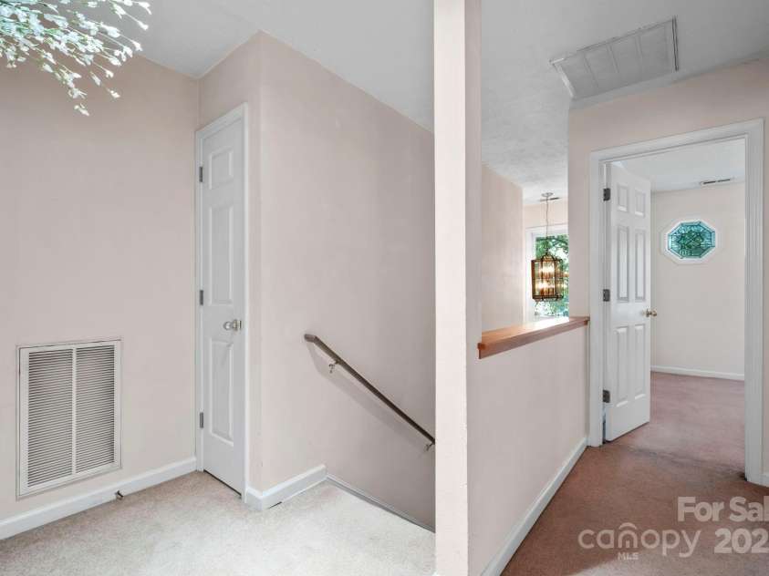 3884 Snider Circle, Hickory, NC 28602.  MLS# CAR4305149, YatesRealty ID 23160. 