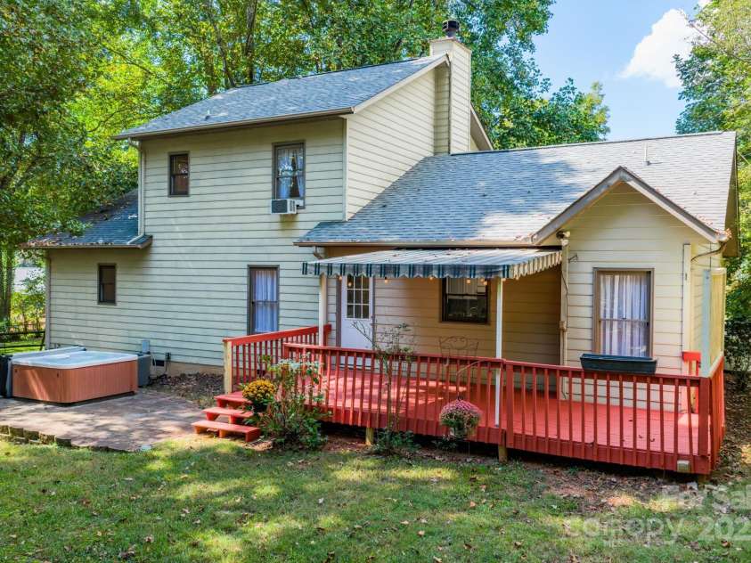 3884 Snider Circle, Hickory, NC 28602.  MLS# CAR4305149, YatesRealty ID 23160. 