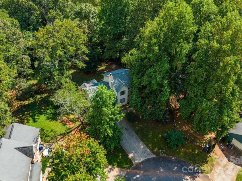 3884 Snider Circle, Hickory, NC 28602.  MLS# CAR4305149, YatesRealty ID 23160. 