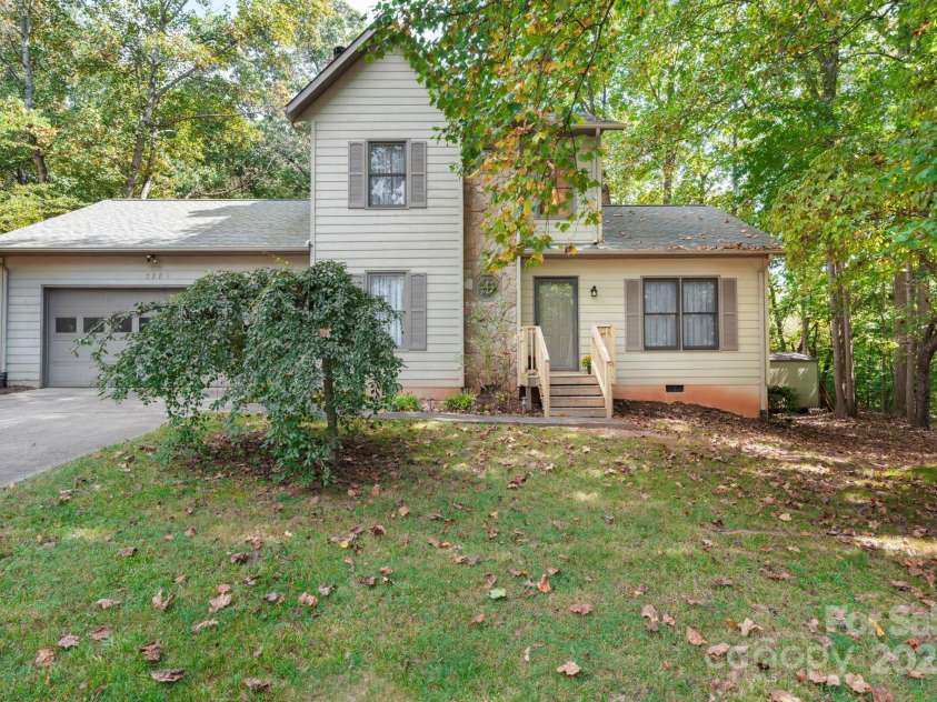 3884 Snider Circle, Hickory, NC 28602.  MLS# CAR4305149, YatesRealty ID 23160. 