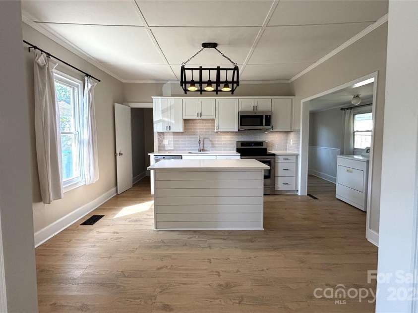 339 Mayflower Avenue, Cramerton, NC 28032.  MLS# CAR4270605, YatesRealty ID 23161. Kitchen