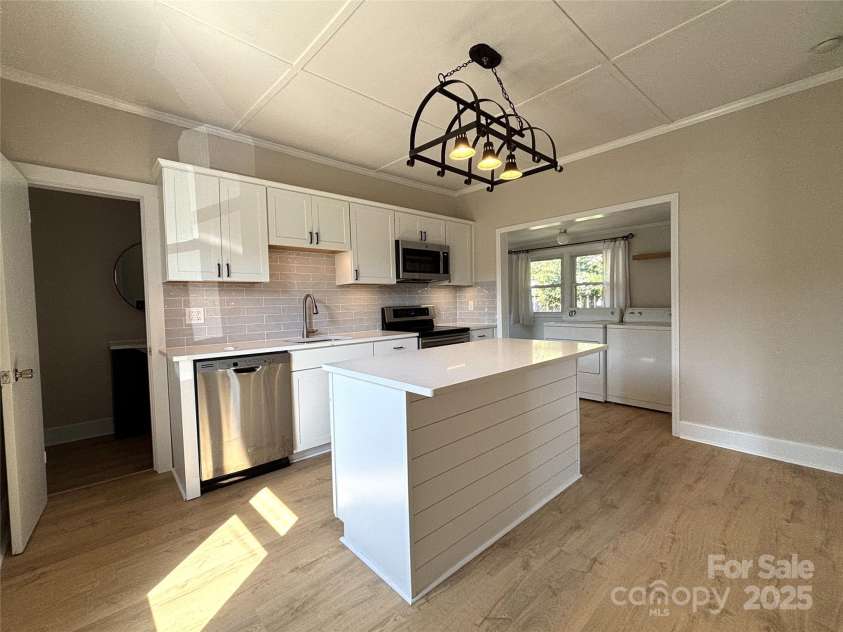 339 Mayflower Avenue, Cramerton, NC 28032.  MLS# CAR4270605, YatesRealty ID 23161. Kitchen