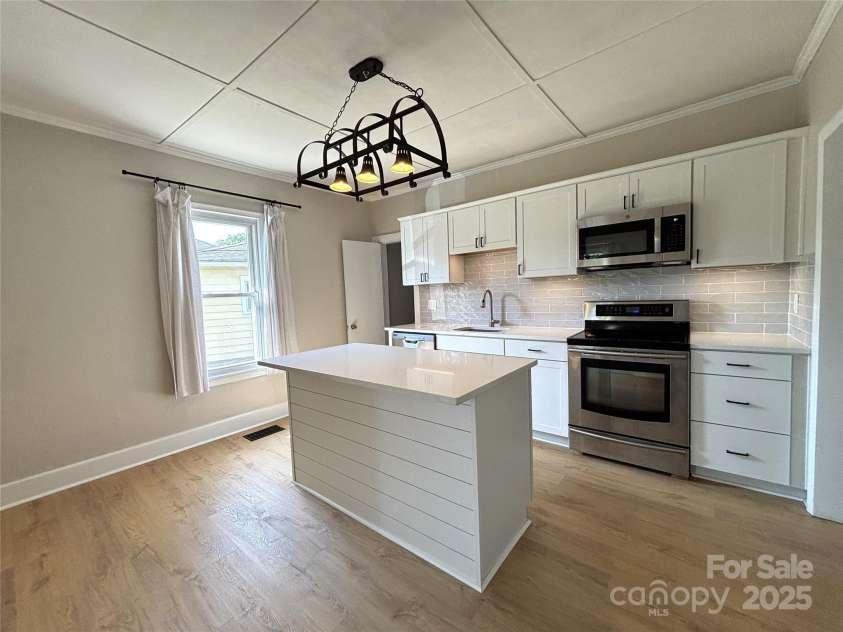 339 Mayflower Avenue, Cramerton, NC 28032.  MLS# CAR4270605, YatesRealty ID 23161. Kitchen