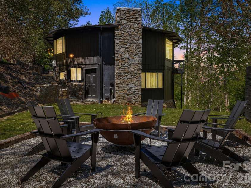 1 Patton Circle, Asheville, NC 28804.  MLS# CAR4375431, YatesRealty ID 23162. 