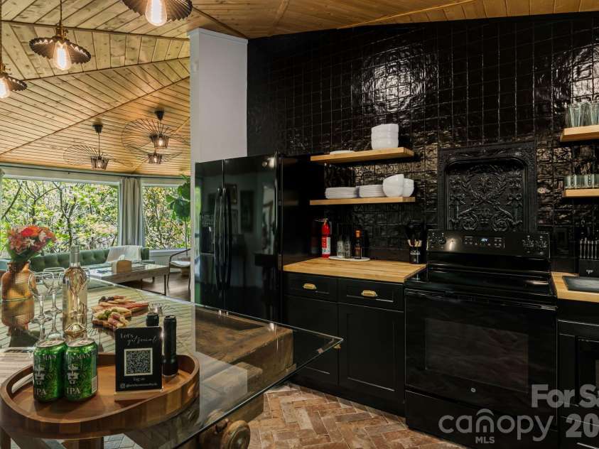 1 Patton Circle, Asheville, NC 28804.  MLS# CAR4375431, YatesRealty ID 23162. 