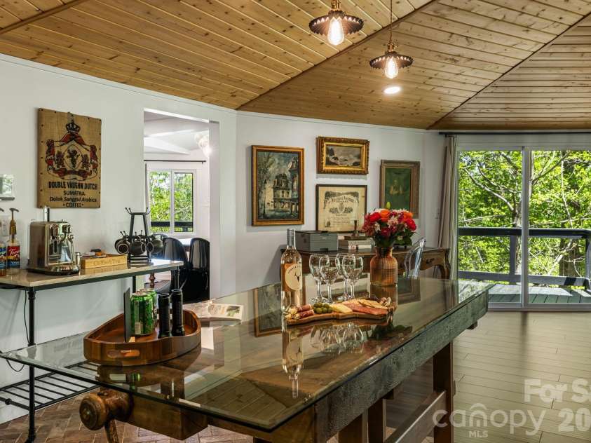 1 Patton Circle, Asheville, NC 28804.  MLS# CAR4375431, YatesRealty ID 23162. 