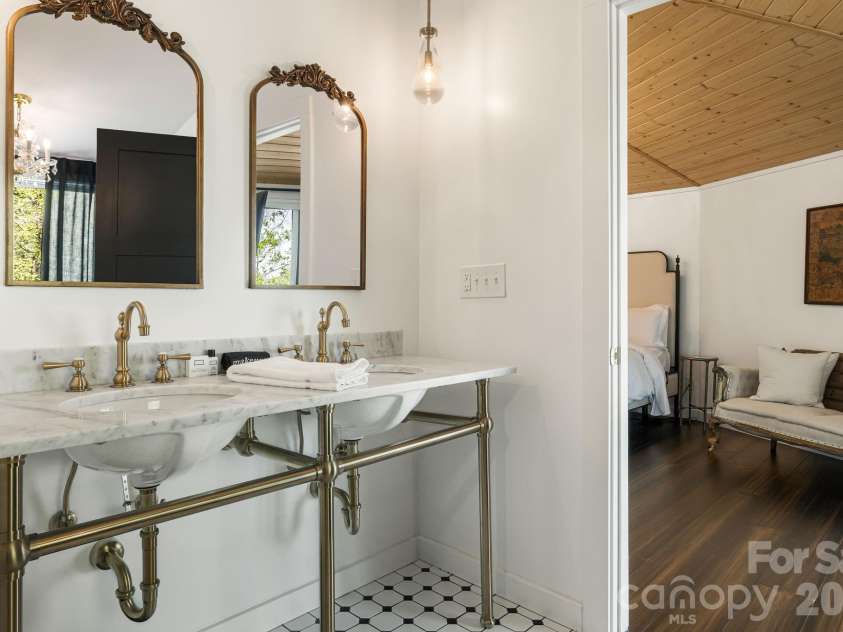 1 Patton Circle, Asheville, NC 28804.  MLS# CAR4375431, YatesRealty ID 23162. 