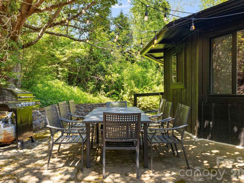 1 Patton Circle, Asheville, NC 28804.  MLS# CAR4375431, YatesRealty ID 23162. 