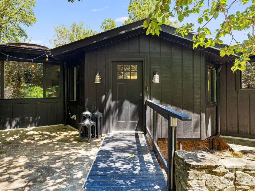 1 Patton Circle, Asheville, NC 28804.  MLS# CAR4375431, YatesRealty ID 23162. 
