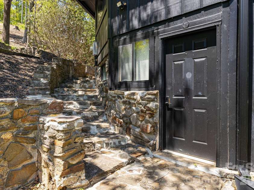 1 Patton Circle, Asheville, NC 28804.  MLS# CAR4375431, YatesRealty ID 23162. 