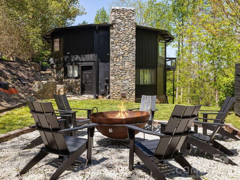 1 Patton Circle, Asheville, NC 28804.  MLS# CAR4375431, YatesRealty ID 23162. 