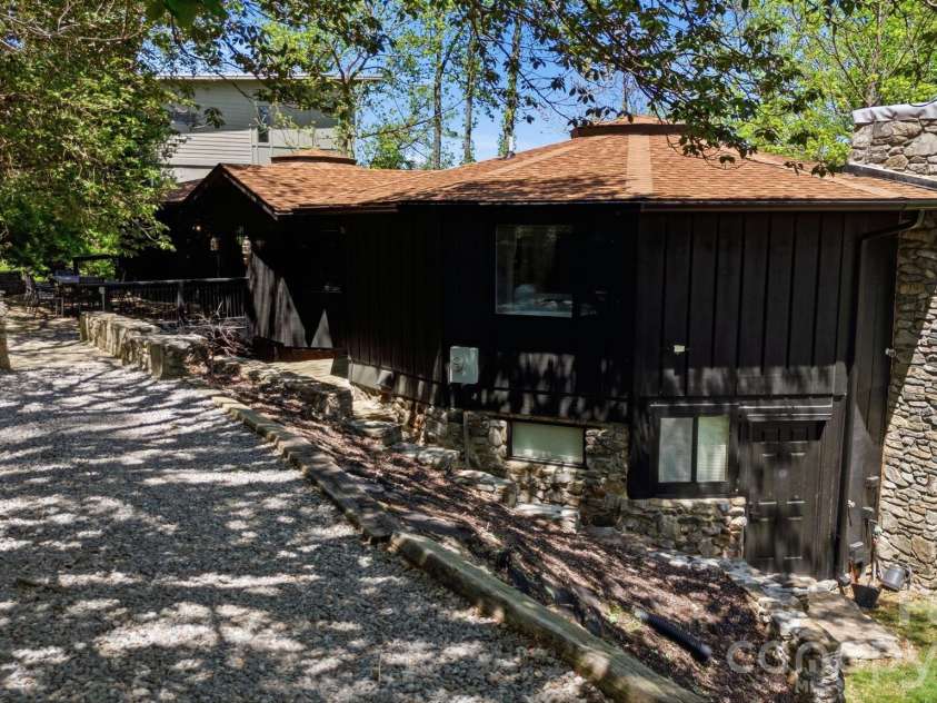 1 Patton Circle, Asheville, NC 28804.  MLS# CAR4375431, YatesRealty ID 23162. 