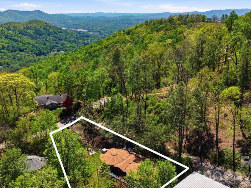 1 Patton Circle, Asheville, NC 28804.  MLS# CAR4375431, YatesRealty ID 23162. 