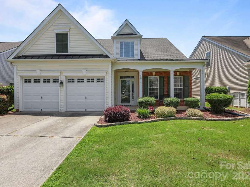5238 Prosperity View Drive, Charlotte, NC 28269.  MLS# CAR4270612, YatesRealty ID 23162. Nicely landscaped- lawn service is included with HOA dues!