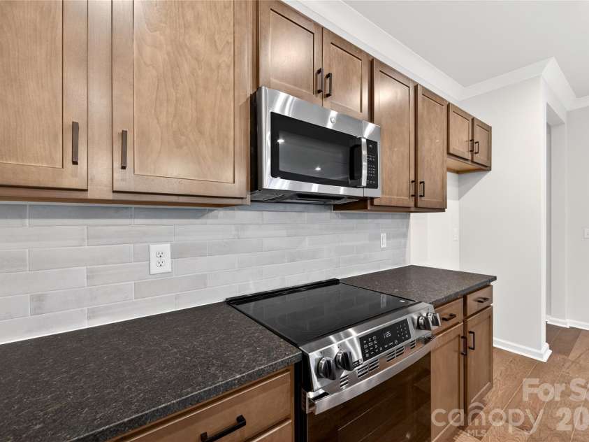 6025 Longar Lane, Charlotte, NC 28269.  MLS# CAR4376910, YatesRealty ID 23163. Electric oven range