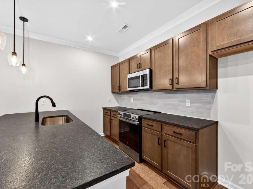 6025 Longar Lane, Charlotte, NC 28269.  MLS# CAR4376910, YatesRealty ID 23163. Large kitchen peninsula