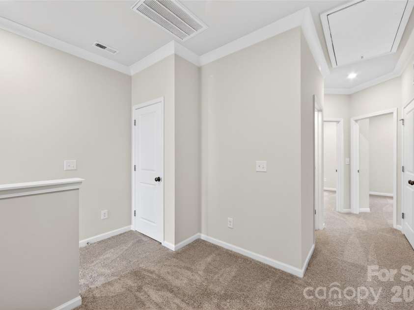6025 Longar Lane, Charlotte, NC 28269.  MLS# CAR4376910, YatesRealty ID 23163. Second floor landing
